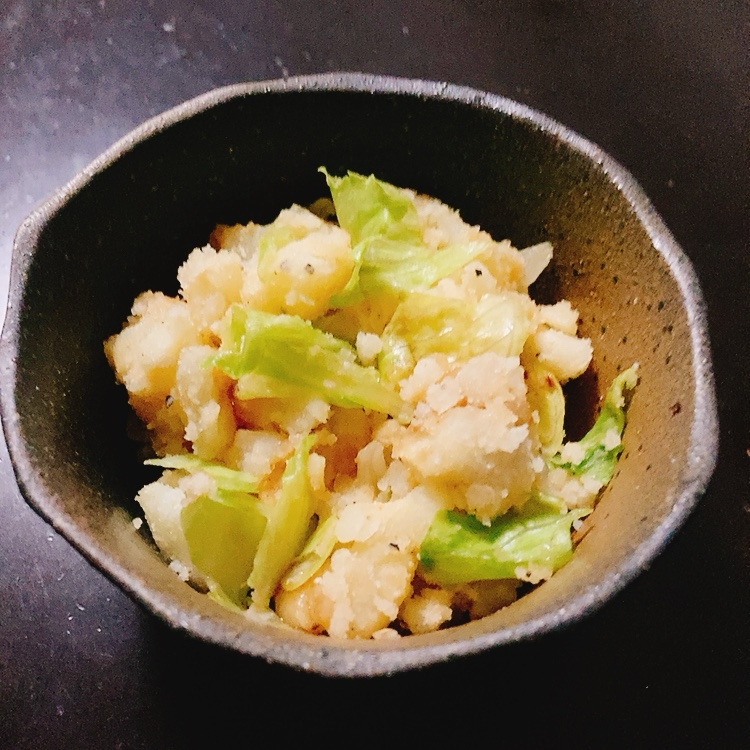 中濃ソースとマヨで、レタスとじゃがいものポテサラ