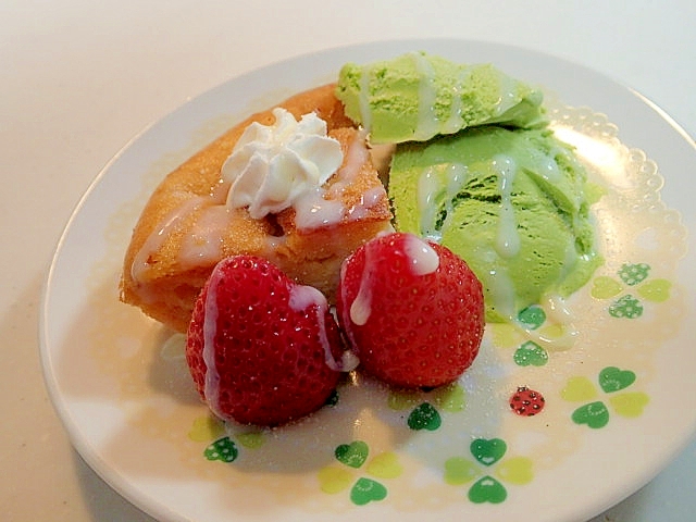 完熟柿のケーキと抹茶アイスと苺のデザート