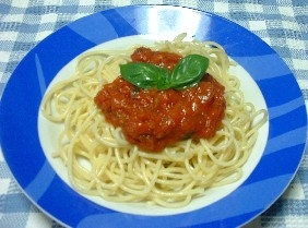 バジルとトマトの冷たいスパゲティ 