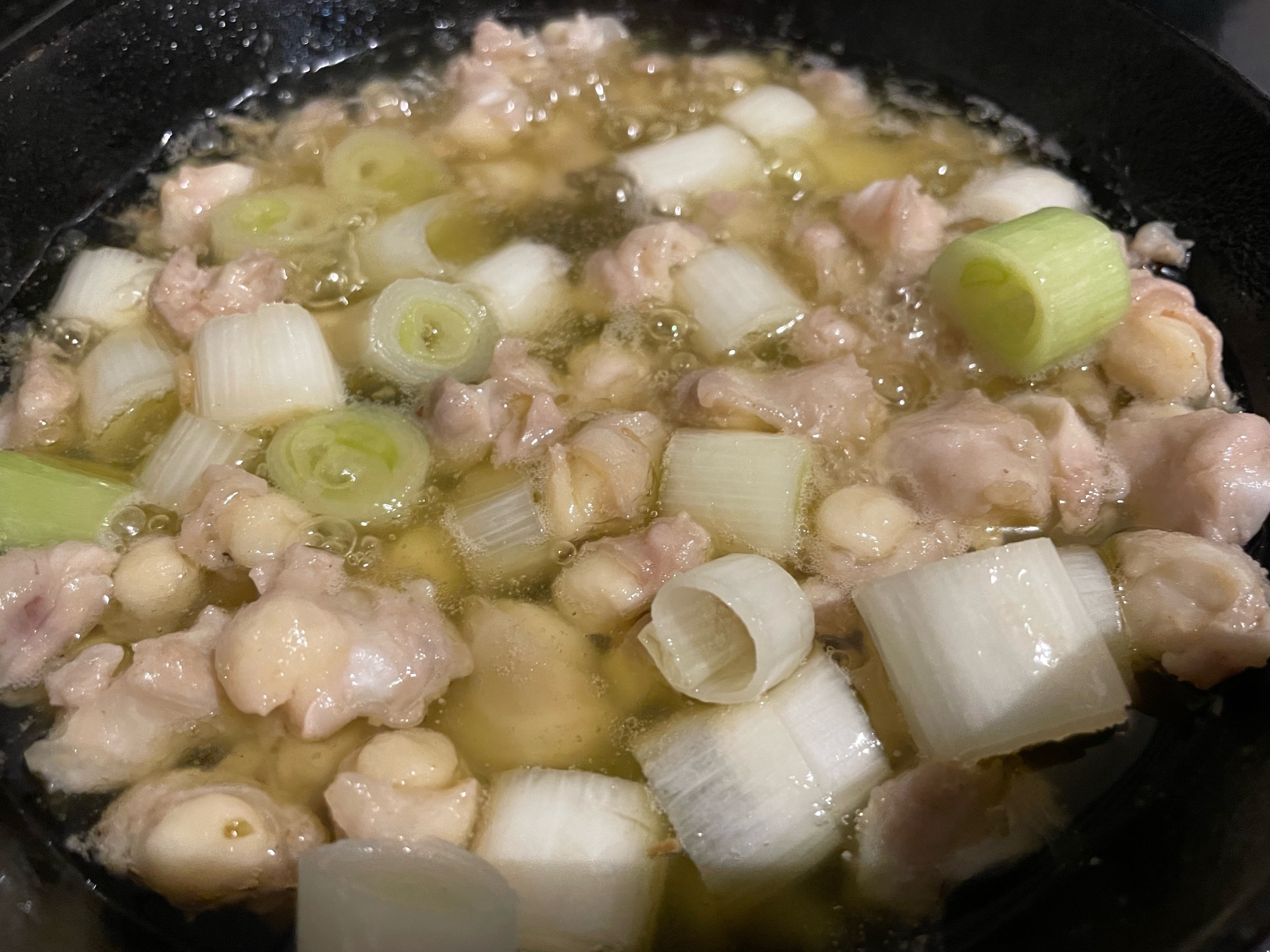 鶏の膝軟骨とネギのアヒージョ