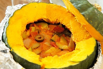 アルミホイルに包まれた丸ごとかぼちゃのラタトゥイユ