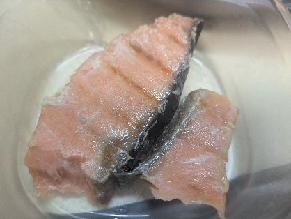 フライパンで解凍なしで焼く冷凍塩鮭