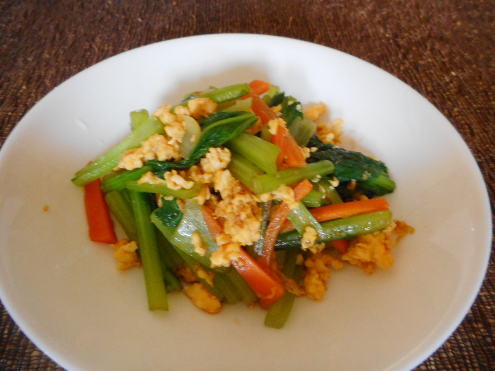 小松菜、にんじん、炒り卵の中華サラダ