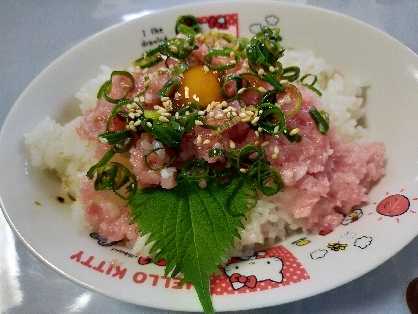 ガッツリ食べました( •̀ᴗ•́ )/
ネギトロ丼が食べたくなってレシピ検索。人気順でトップの方で黄身も見えて食べたくなりました(*^^*)