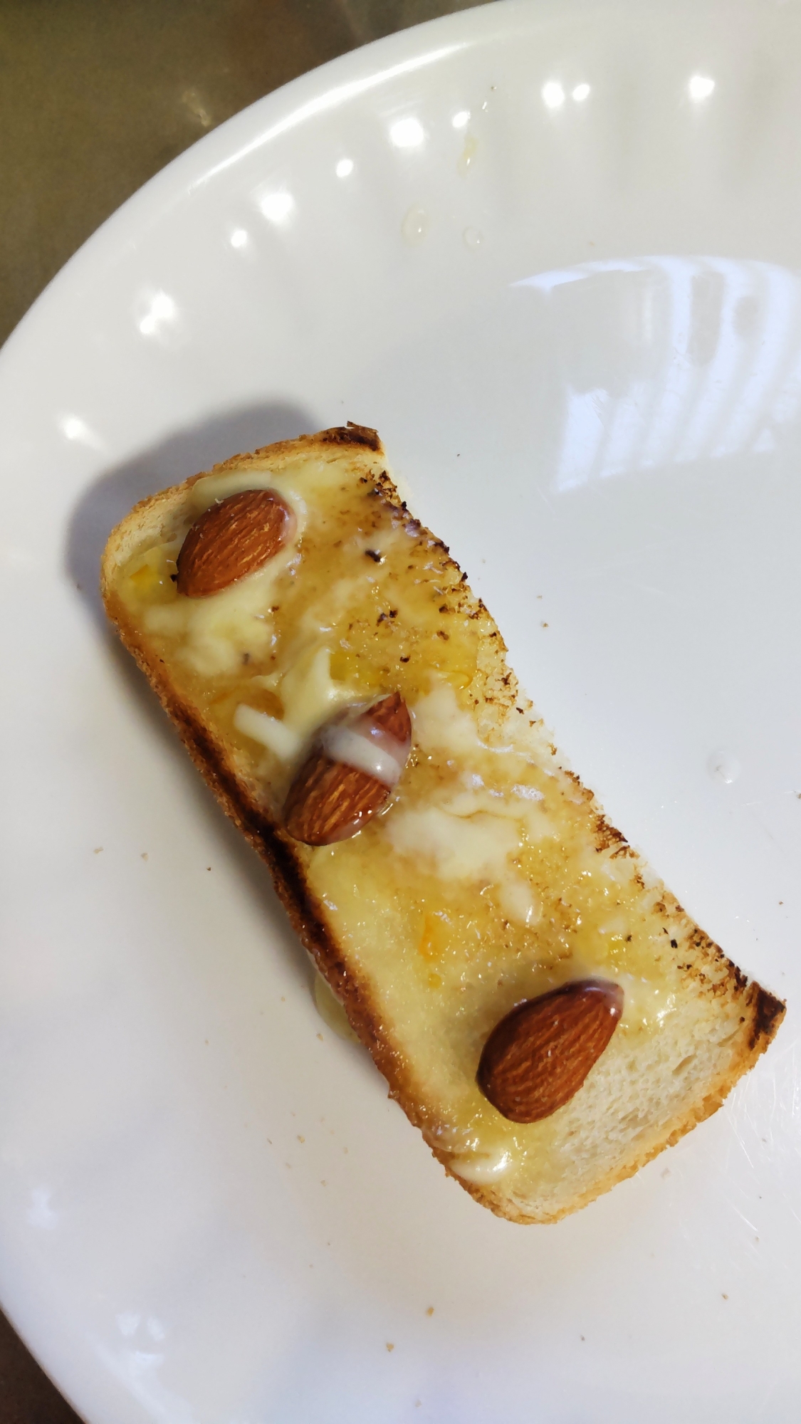 マーマレードとアーモンドのトースト