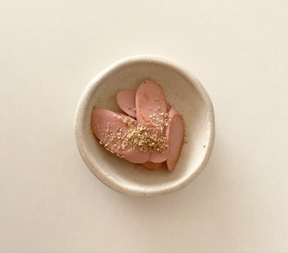 ごま白だし♪ソーセージ炒めෆ˚*