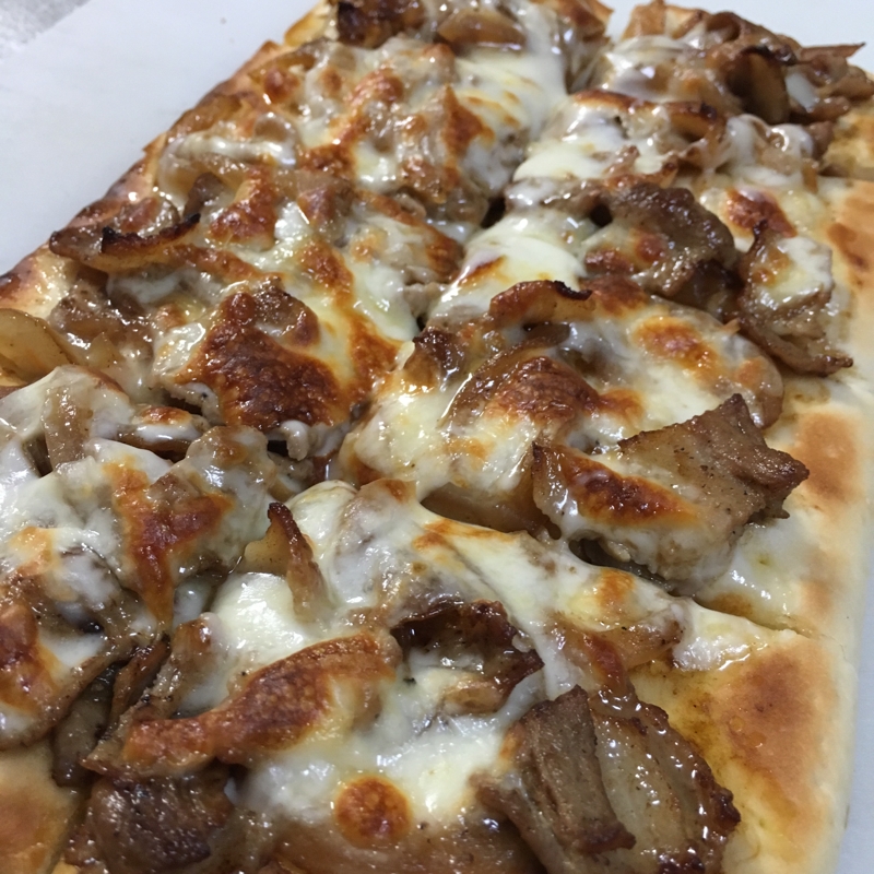 ペペロンチーノ味の豚肉ピザ