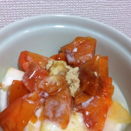 柿とヨーグルトという組み合わせは初でしたが美味しくいただきました(^^)そのままの柿食べない娘も、ヨーグルトがかかっていたら食べました！