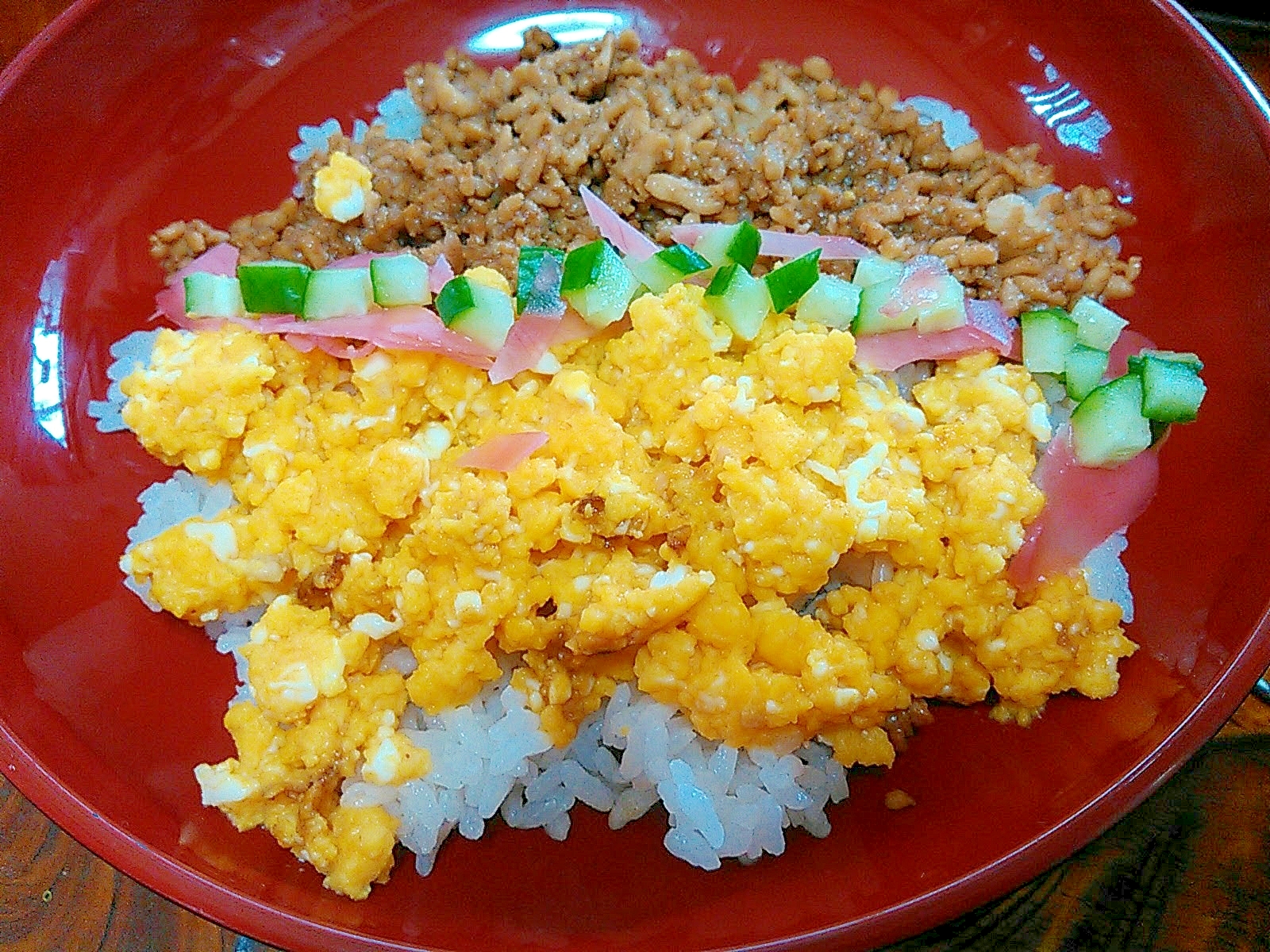 キュウリde彩り鶏&卵そぼろ丼