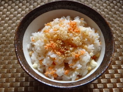 鮭フレークと天かすの混ぜご飯