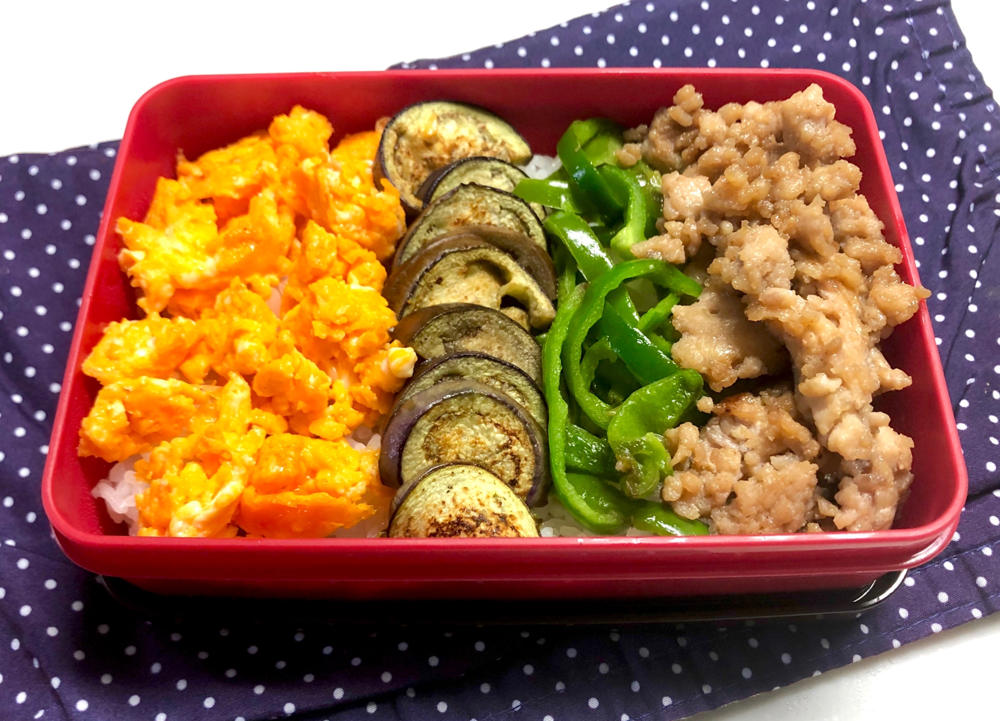 お弁当に❤️なすがセンターの三色丼