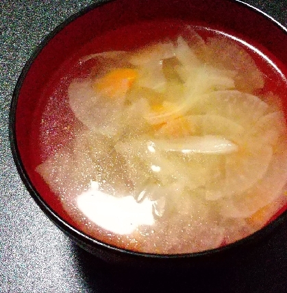 体に良さそうな野菜たっぷりのスープ♥野菜の美味しさを感じられる優しい味付けですね♥キャベツの緑が入るともっと彩り鮮やかでしたが中の方だったので白っぽくて残念…