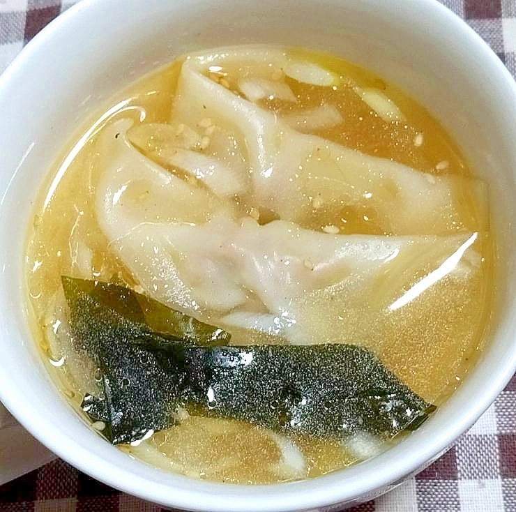 餃子を入れた中華風スープ