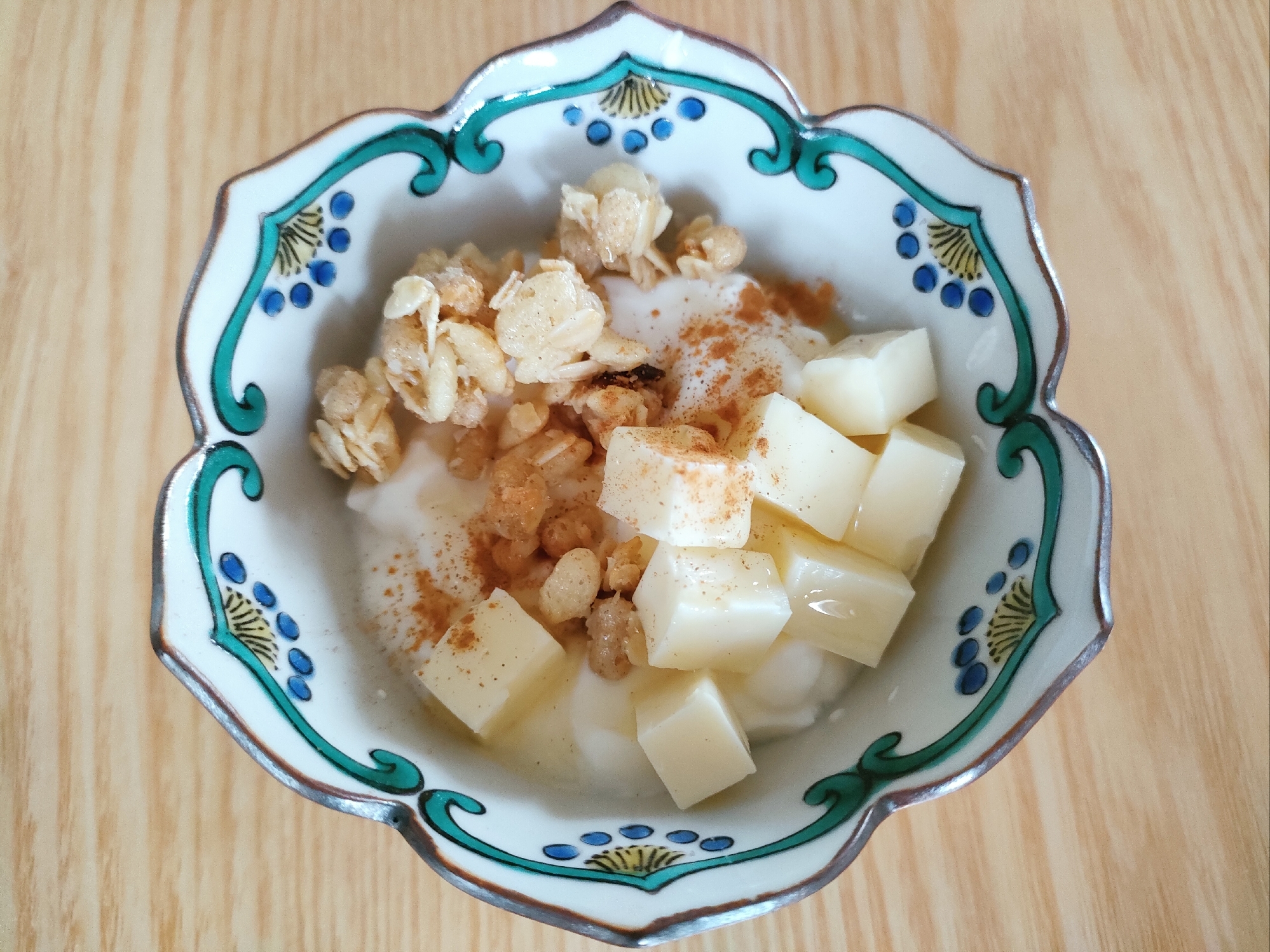 グラノーラとチーズのハニーシナモンヨーグルト