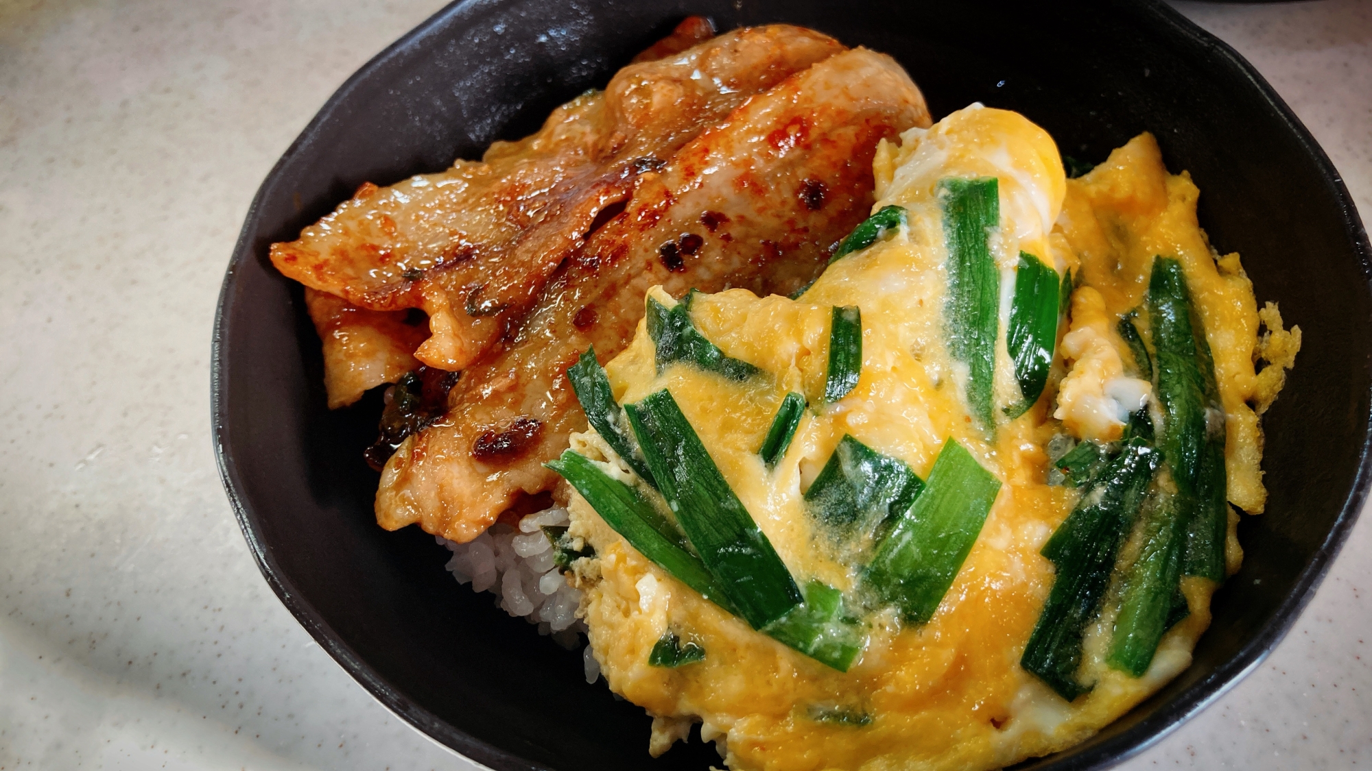 スタミナアップ！豚バラ&ニラ玉の三色丼