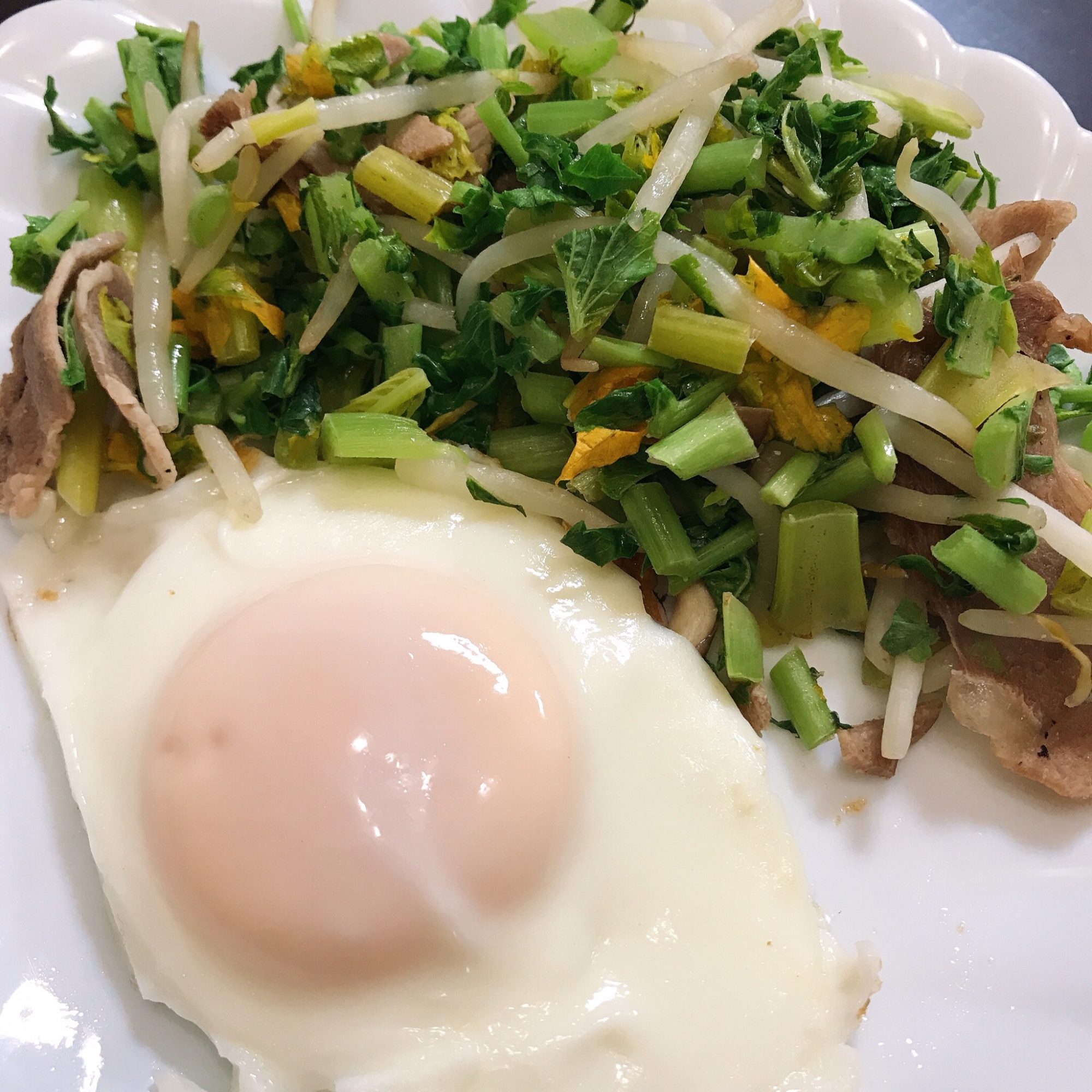 目玉焼きと野菜炒めワンプレート