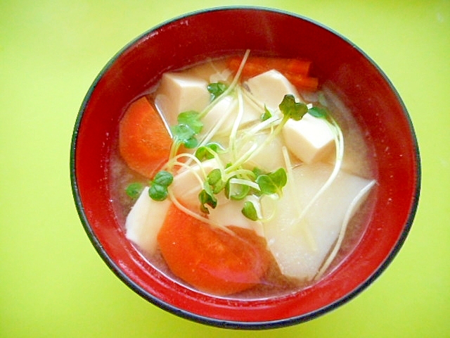 豆腐とじゃがいも人参の味噌汁