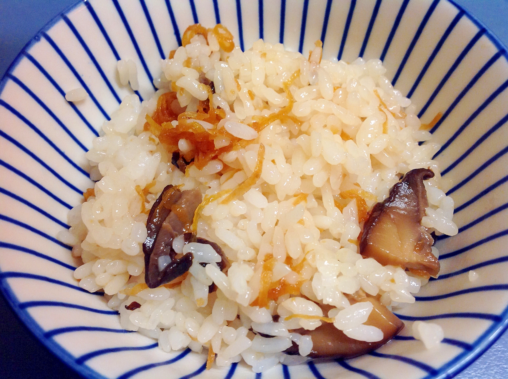 ニンジンと生椎茸で混ぜご飯