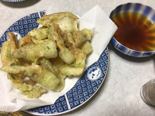 天ぷら粉って超便利ですねー。あつあつをビールとウフフなモウイッピンができましたドウモゴチソ様！