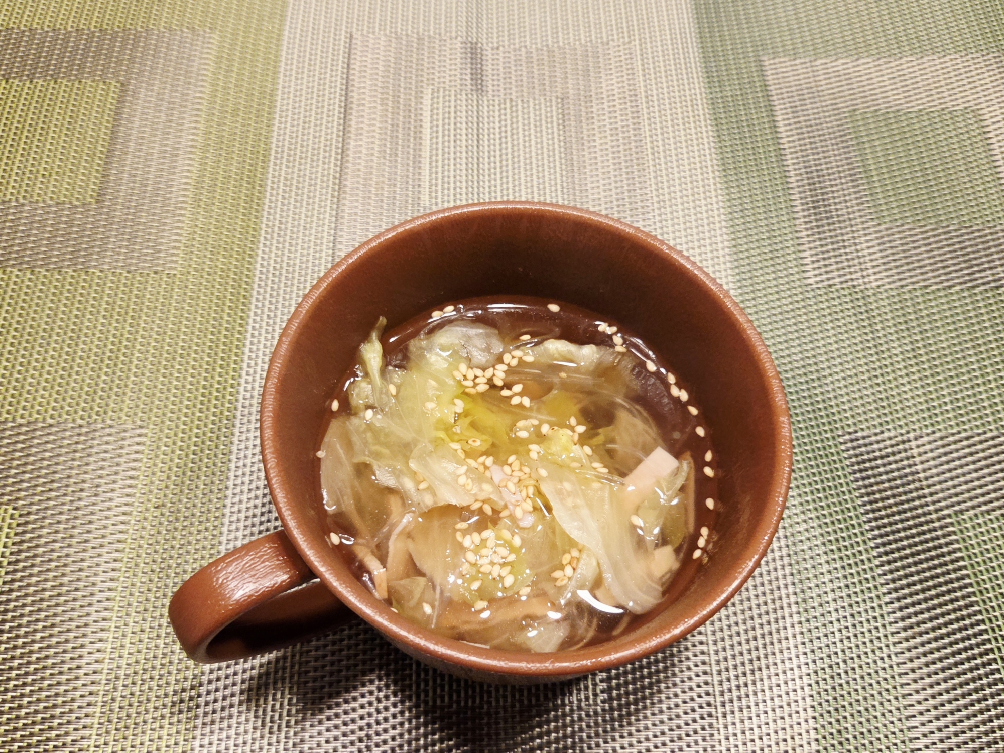 簡単で美味しい！ハムとレタスの春雨スープ