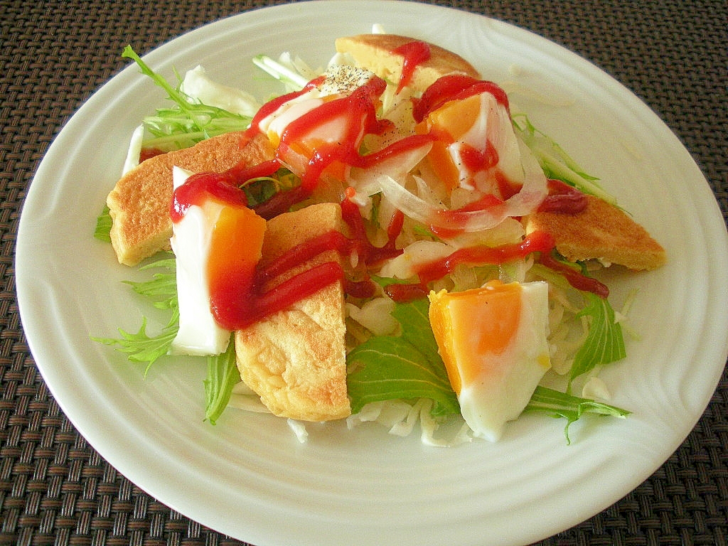 目玉焼きと大豆粉パンケーキのハーブケチャサラダ朝食