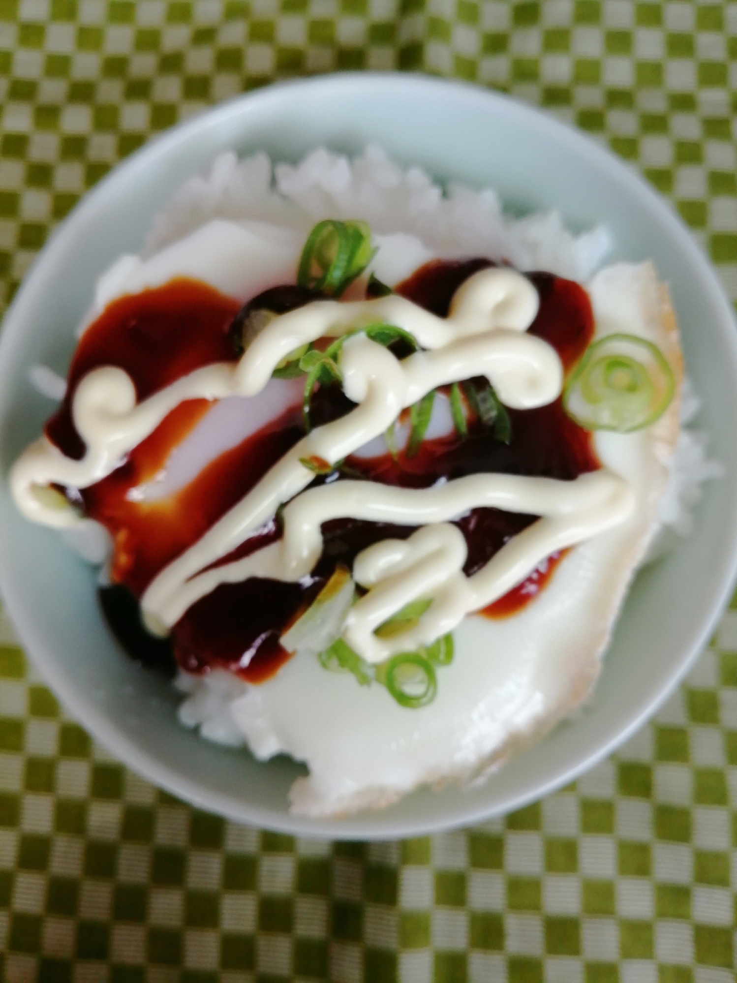 ネギとお好みソースマヨ目玉焼き丼