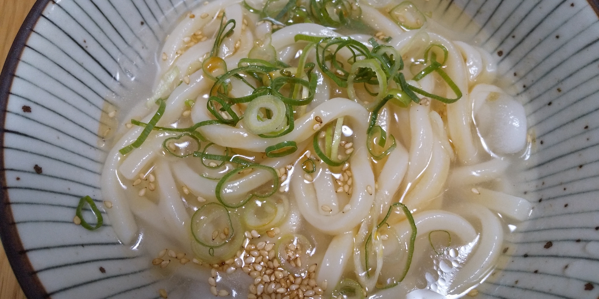 さっぱり塩味 ごま風味の塩うどん