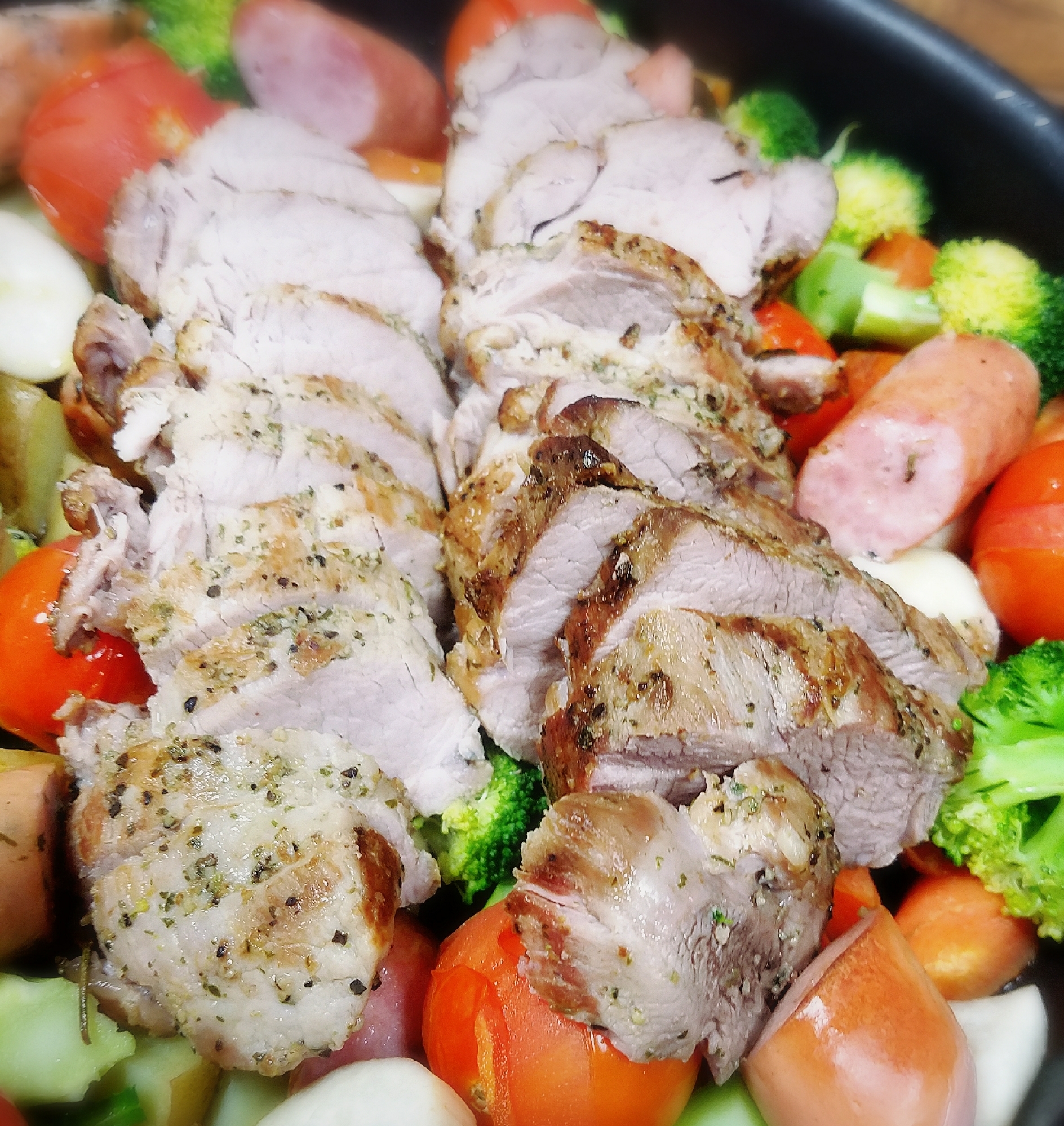 11. 野菜がごろごろ。豚ヒレ肉のローストポーク