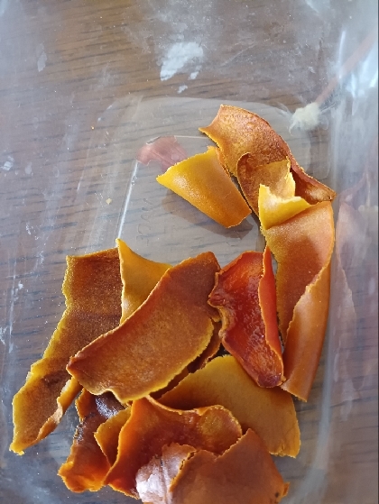 おやつにポリポリ頂いています。ほんのりの甘味が美味しいです。まだ柿の実が有るのでリピしますね！