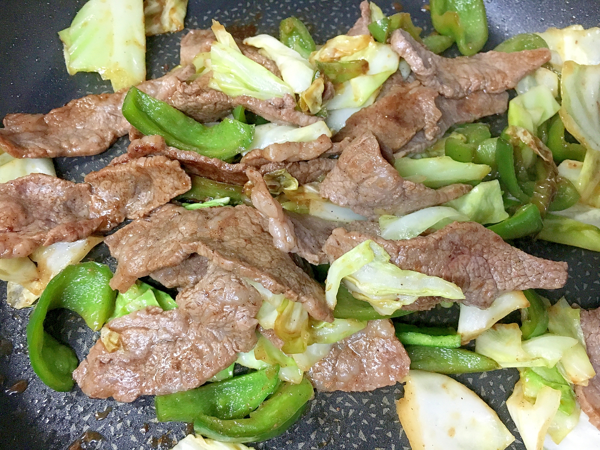 牛カルビとキャベツとピーマンの野菜炒め