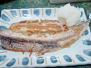 開き秋刀魚のフライパン塩焼き（ポン酢と大根おろし）