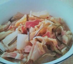 白菜とベーコンの炒めスープ
