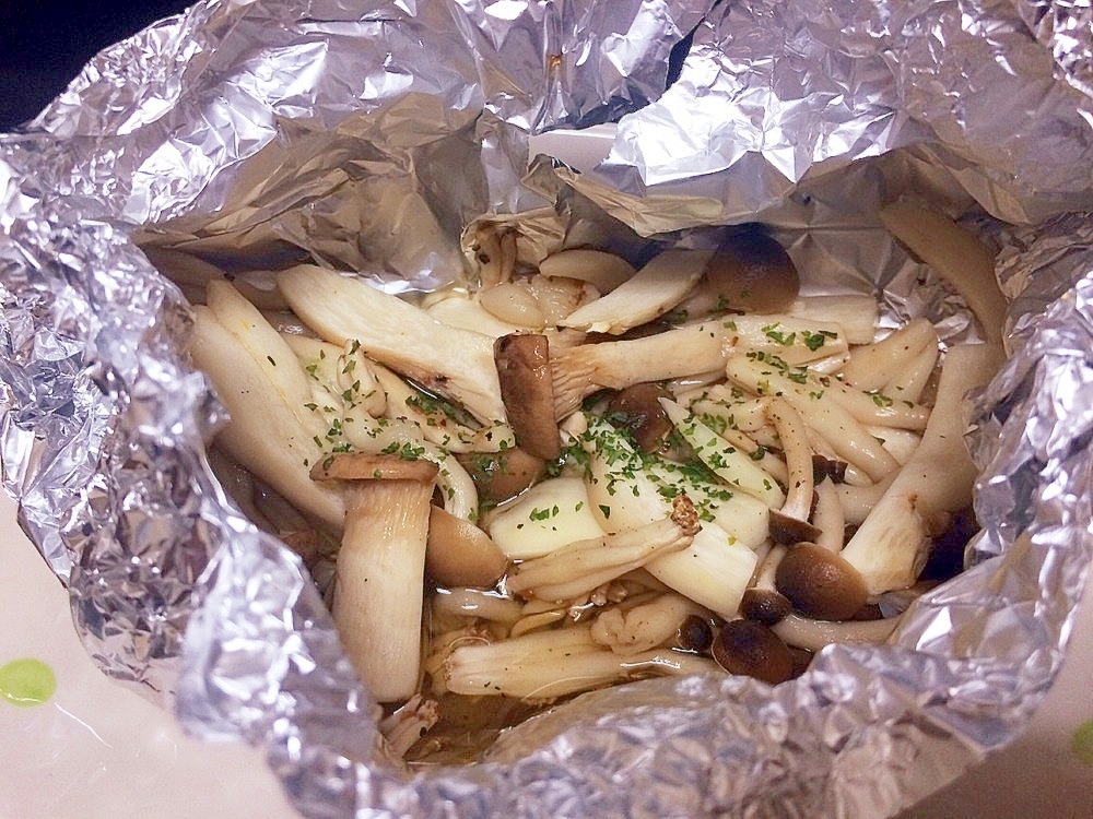 簡単☆秋の味覚!ガーリック香るきのこのホイル焼き