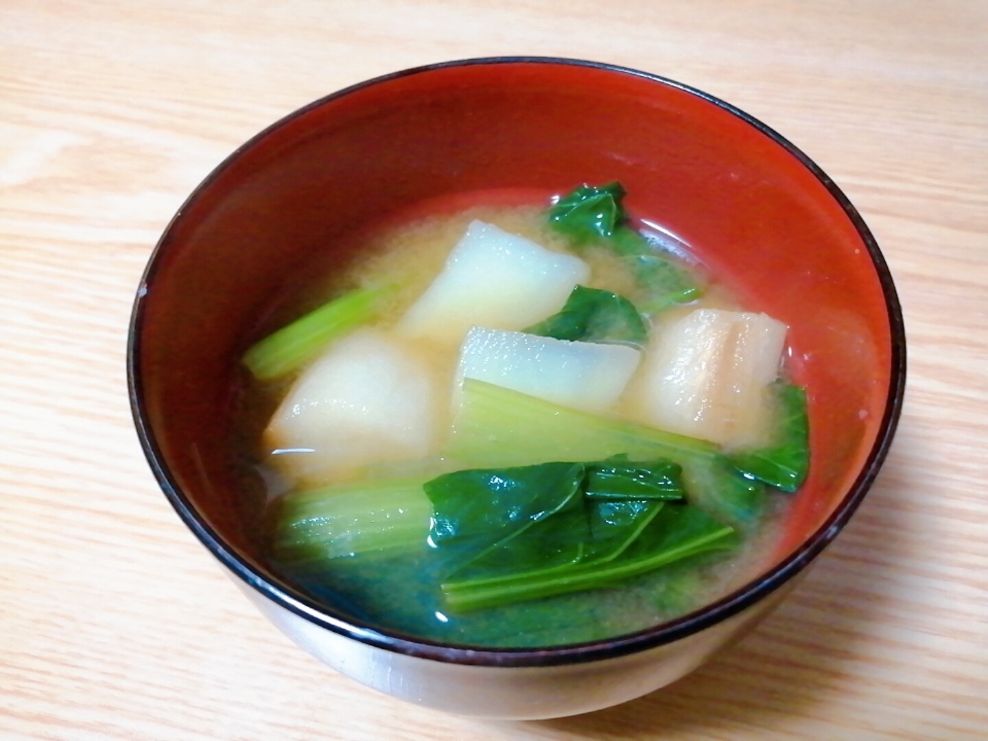 じゃがいもと小松菜と麩の味噌汁