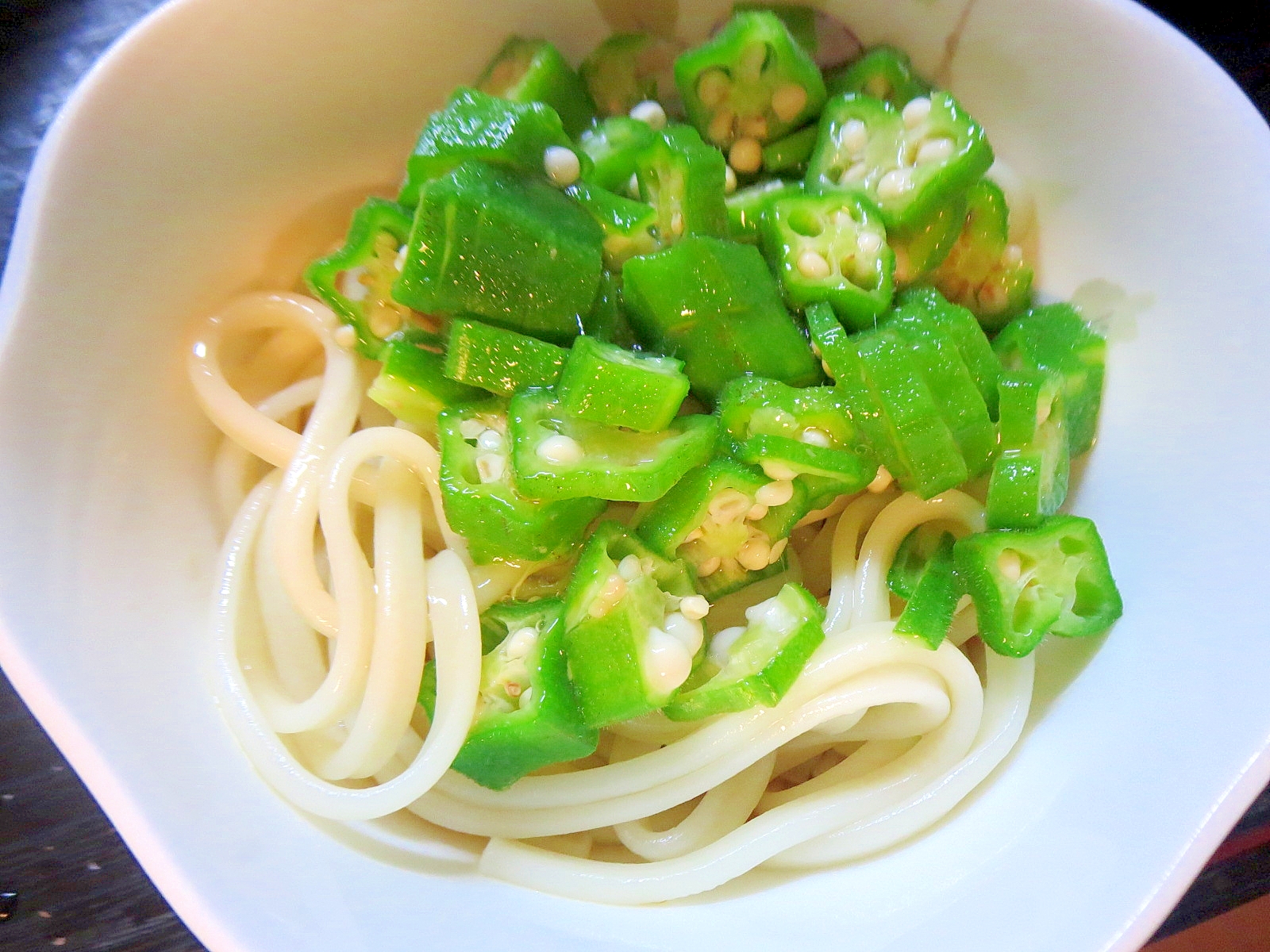 オクラ入り麺つゆうどん