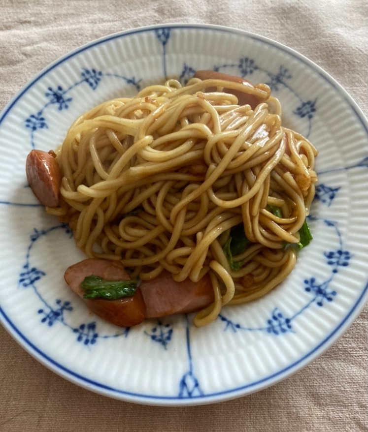 ウインナと天かす、サニーレタスのソース焼きそば