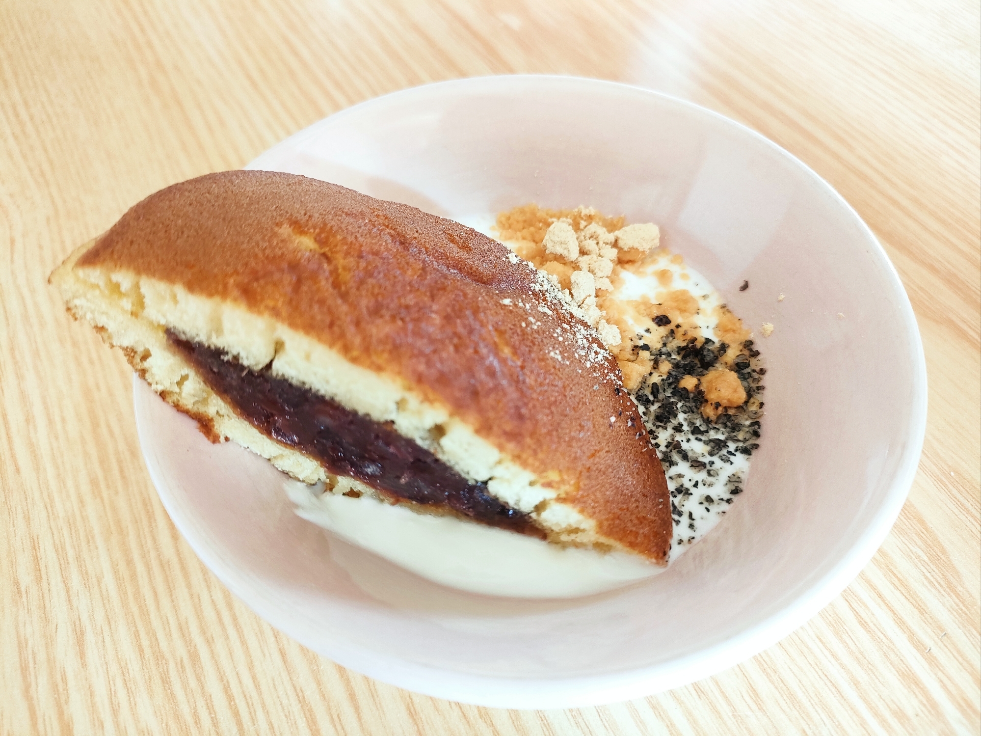 どら焼きときな粉と黒すりごまのヨーグルト