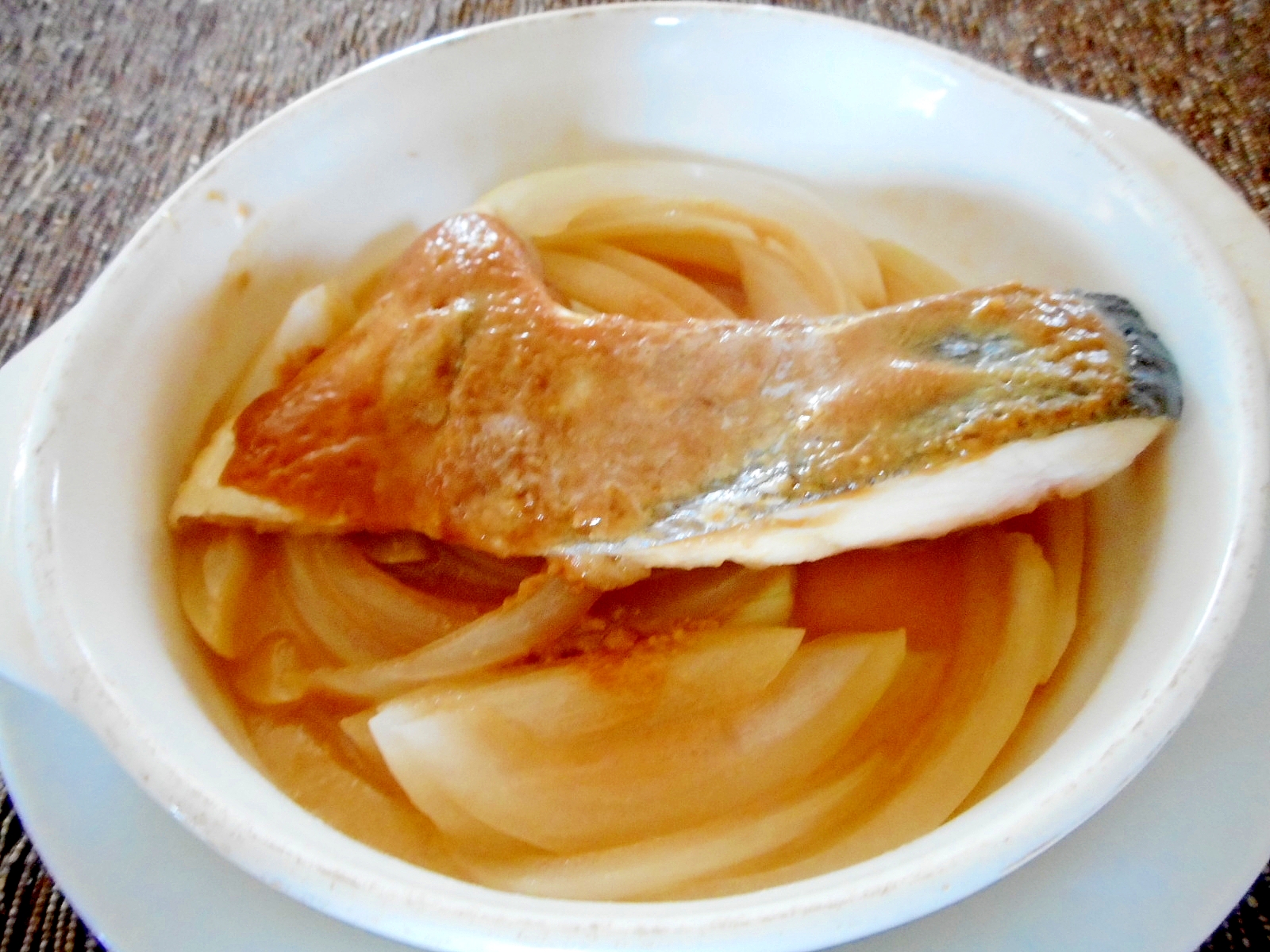 レンジで鮭と玉ねぎの味噌バター蒸し