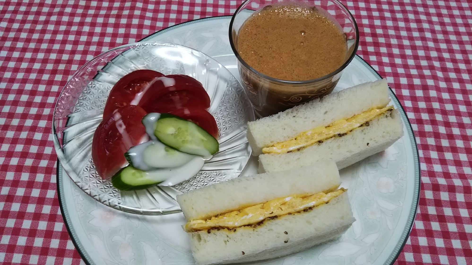 マヨネーズ卵焼きサンドとトマトサラダとスムージー☆