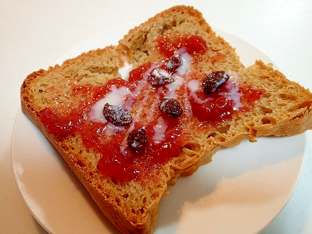 苺ジャムとレーズンのコーヒー食パン