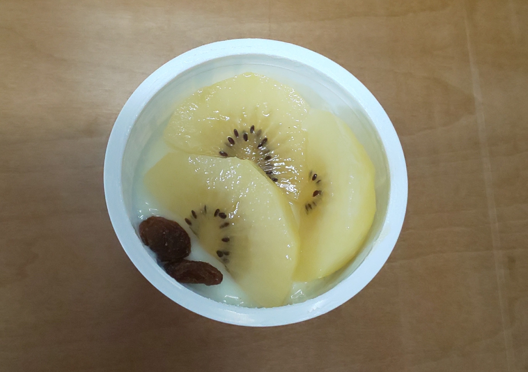 ヨーグルトに♪キウイとレーズンを