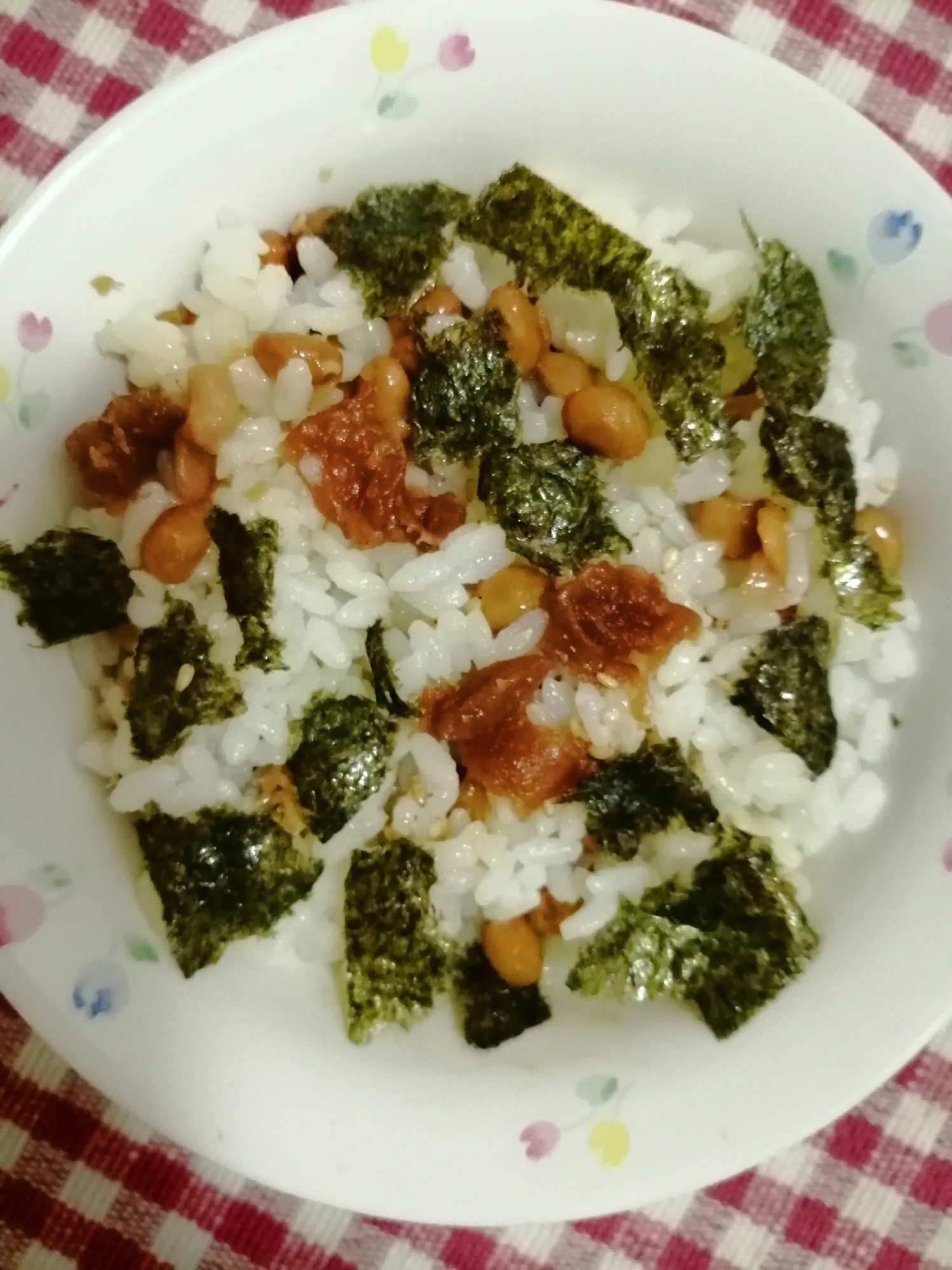 はちみつ梅とごまとごま油と海苔の納豆混ぜご飯