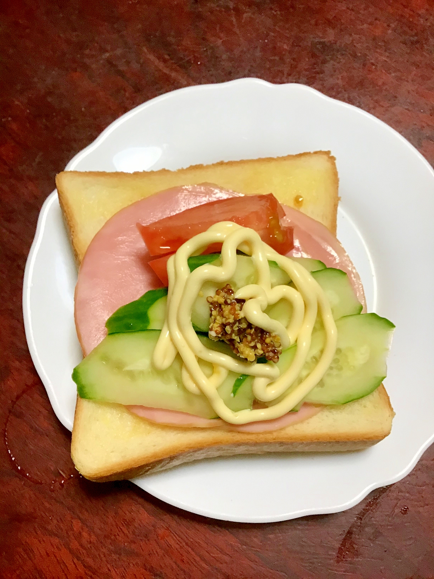 ハムとトマトと胡瓜の粒マヨ食パンサンド。