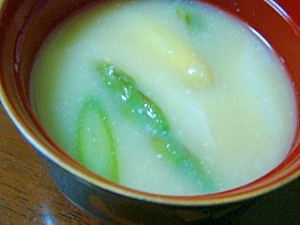 緑と白のアスパラのお味噌汁
