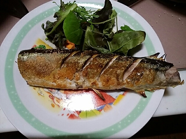 ニンニク風味の秋刀魚のピンクソルト焼き