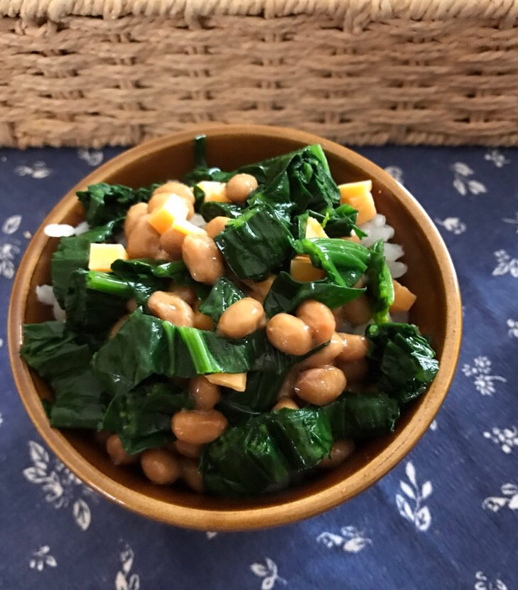 ほうれん草とチェダーチーズの納豆ごはん