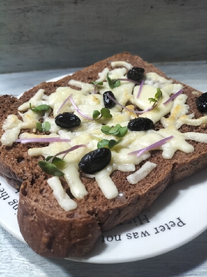 きょうはこちら♬ココア胡桃パンで黒豆ピザトースト作ってみました♡黒豆の食感よく美味(๑´ڡ`๑)素敵レシピ感謝です♡