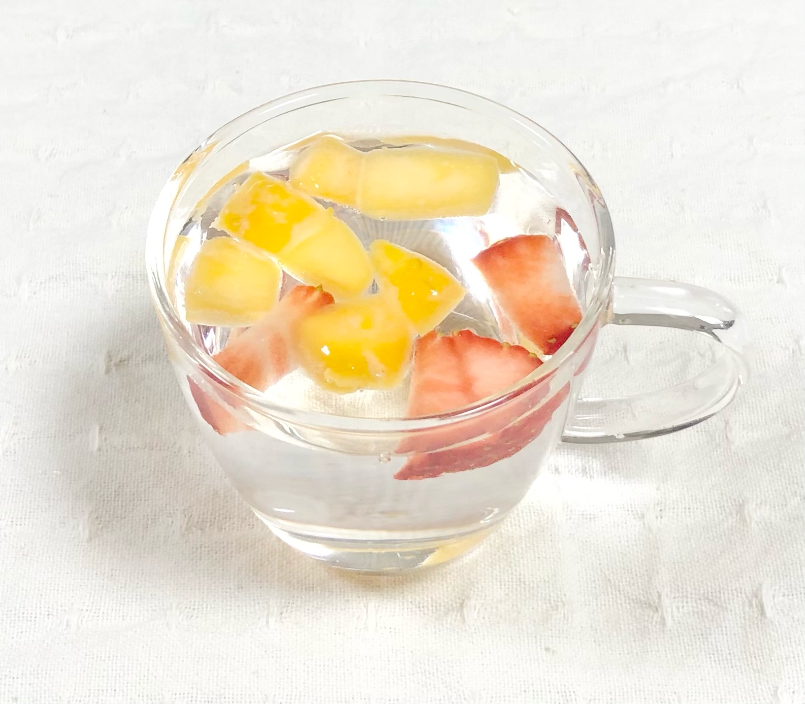 簡単⭐冷凍パパイヤと苺の炭酸ジュース