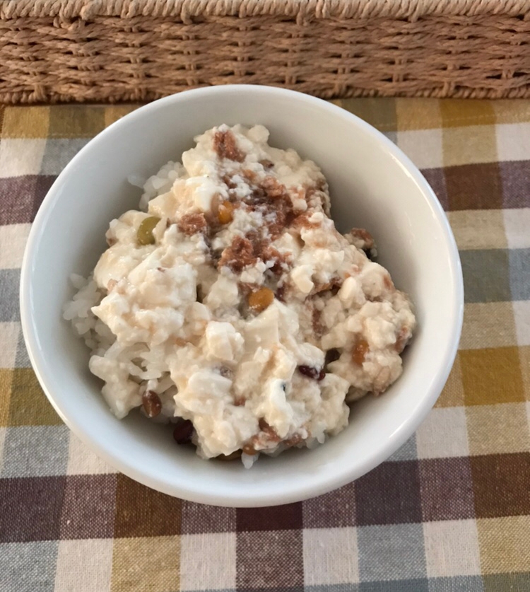 サラダミックスとはごろも煮の豆腐丼