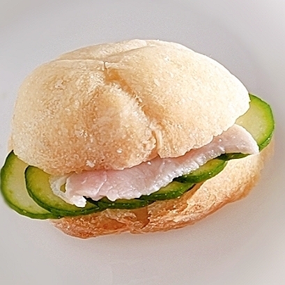 ロールパンサンド きゅうり&ハム挟んで